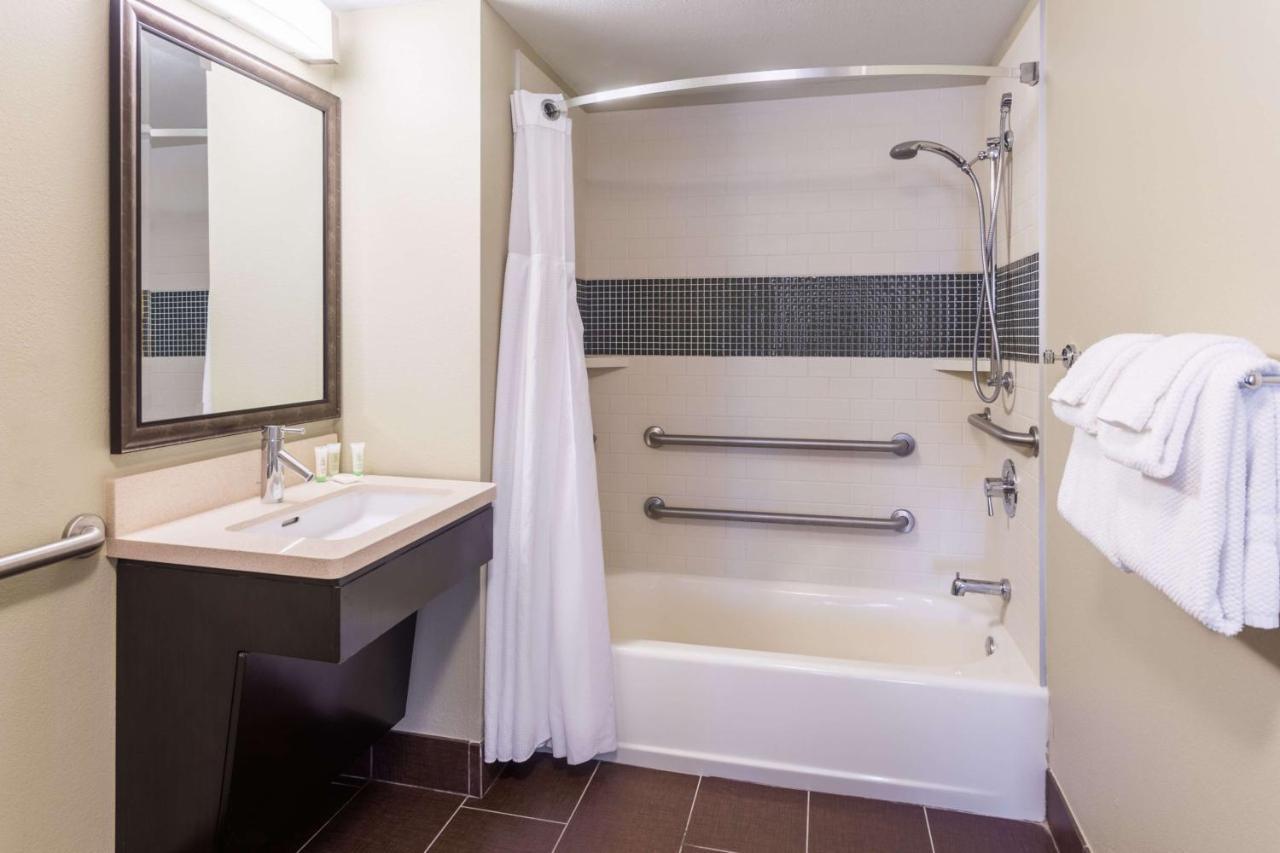 Two-Bedroom Queen Suite with Three Double Beds and Bathtub - Mobility Accessible